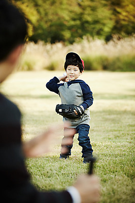 포토 JPG 주간 전신 공원 남자 아들 어린이 가족 함께함 서기 들기 소년 상반신 성인 야외 두명 앞모습 뒷모습 30대 야구 한국인 야구방망이 가족라이프 아빠 즐거움 부자지간 남자만 국내포토 자연요소 라이프스타일 공공시설 감정 뷰포인트 컨셉 관계 모션 사람 동양인 장년 구기 야구용품 파일형식