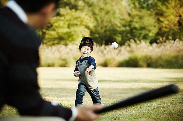 포토 JPG 주간 전신 공원 남자 아들 어린이 가족 함께함 서기 들기 소년 상반신 성인 야외 두명 앞모습 뒷모습 30대 야구 한국인 야구방망이 가족라이프 아빠 즐거움 부자지간 남자만 국내포토 자연요소 라이프스타일 공공시설 감정 뷰포인트 컨셉 관계 모션 사람 동양인 장년 구기 야구용품 파일형식
