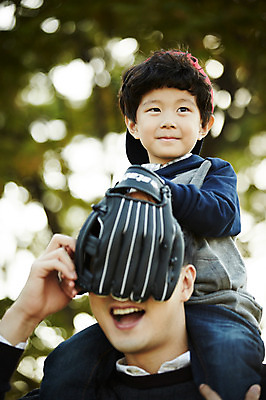 포토 JPG 주간 전신 공원 남자 아들 어린이 장난 가족 함께함 서기 미소 소년 상반신 성인 야외 두명 앞모습 30대 한국인 글러브 가족라이프 목말 아빠 즐거움 부자지간 남자만 국내포토 자연요소 라이프스타일 공공시설 감정 스포츠용품 뷰포인트 장갑 컨셉 관계 모션 표정 사람 동양인 장년 파일형식