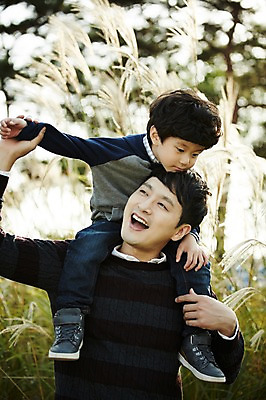 포토 JPG 주간 전신 공원 남자 아들 어린이 가족 함께함 서기 미소 소년 상반신 성인 야외 두명 앞모습 30대 한국인 가족라이프 목말 아빠 즐거움 부자지간 남자만 국내포토 자연요소 라이프스타일 공공시설 감정 뷰포인트 컨셉 관계 모션 표정 사람 동양인 장년 파일형식