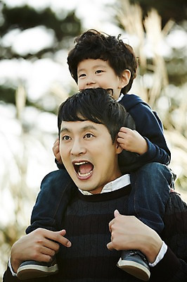 포토 JPG 주간 전신 공원 남자 아들 어린이 장난 가족 함께함 서기 미소 소년 상반신 성인 야외 두명 앞모습 30대 한국인 가족라이프 목말 아빠 즐거움 부자지간 남자만 국내포토 자연요소 라이프스타일 공공시설 감정 뷰포인트 컨셉 관계 모션 표정 사람 동양인 장년 파일형식