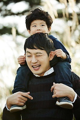 포토 JPG 주간 전신 공원 남자 아들 어린이 장난 가족 함께함 서기 미소 소년 상반신 성인 야외 두명 앞모습 30대 한국인 가족라이프 목말 아빠 즐거움 부자지간 남자만 국내포토 자연요소 라이프스타일 공공시설 감정 뷰포인트 컨셉 관계 모션 표정 사람 동양인 장년 파일형식