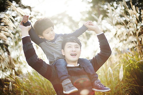 포토 JPG 주간 전신 공원 남자 아들 어린이 가족 함께함 서기 미소 소년 상반신 성인 야외 두명 앞모습 30대 햇빛 한국인 가족라이프 목말 아빠 즐거움 부자지간 남자만 국내포토 자연요소 라이프스타일 공공시설 감정 뷰포인트 컨셉 관계 모션 표정 사람 동양인 장년 태양 파일형식
