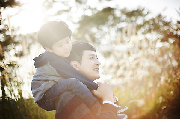 포토 JPG 주간 전신 공원 남자 아들 어린이 가족 함께함 서기 미소 소년 상반신 성인 야외 두명 옆모습 30대 햇빛 한국인 가족라이프 목말 아빠 즐거움 부자지간 남자만 국내포토 자연요소 라이프스타일 공공시설 감정 뷰포인트 컨셉 관계 모션 표정 사람 동양인 장년 태양 파일형식