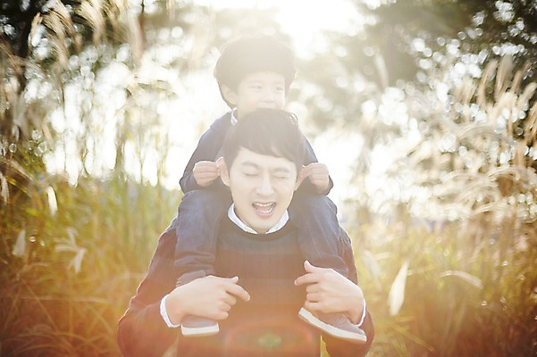 포토 JPG 주간 전신 공원 남자 아들 어린이 가족 함께함 서기 미소 소년 상반신 성인 야외 두명 앞모습 30대 햇빛 한국인 가족라이프 목말 아빠 즐거움 부자지간 남자만 국내포토 자연요소 라이프스타일 공공시설 감정 뷰포인트 컨셉 관계 모션 표정 사람 동양인 장년 태양 파일형식