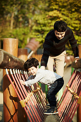 포토 JPG 주간 전신 공원 남자 아들 어린이 가족 함께함 서기 미소 소년 성인 야외 두명 앞모습 옆모습 30대 한국인 가족라이프 아빠 놀이터 즐거움 놀기 부자지간 남자만 국내포토 자연요소 라이프스타일 공공시설 감정 뷰포인트 컨셉 관계 모션 놀이 표정 사람 동양인 장년 파일형식