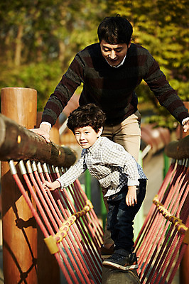 포토 JPG 주간 전신 공원 남자 아들 어린이 가족 함께함 서기 미소 소년 성인 야외 두명 앞모습 옆모습 30대 한국인 가족라이프 아빠 놀이터 즐거움 놀기 부자지간 남자만 국내포토 자연요소 라이프스타일 공공시설 감정 뷰포인트 컨셉 관계 모션 놀이 표정 사람 동양인 장년 파일형식