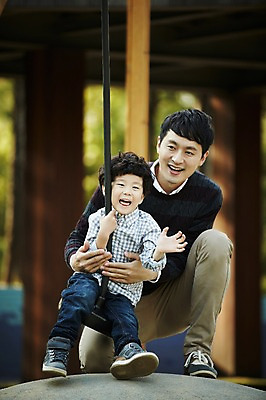 포토 JPG 주간 전신 공원 남자 아들 어린이 가족 함께함 미소 앉기 소년 성인 야외 두명 앞모습 30대 한국인 가족라이프 아빠 놀이터 즐거움 부자지간 남자만 국내포토 자연요소 라이프스타일 공공시설 감정 뷰포인트 컨셉 관계 모션 놀이 표정 사람 동양인 장년 파일형식