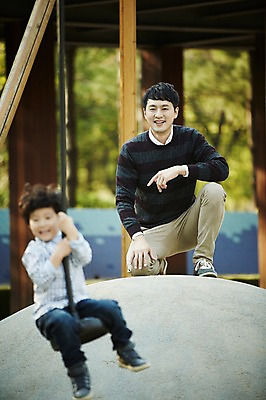 포토 JPG 주간 전신 공원 남자 아들 어린이 가족 함께함 미소 앉기 소년 성인 야외 두명 앞모습 30대 한국인 가족라이프 아빠 즐거움 부자지간 남자만 국내포토 자연요소 라이프스타일 공공시설 감정 뷰포인트 컨셉 관계 모션 표정 사람 동양인 장년 파일형식