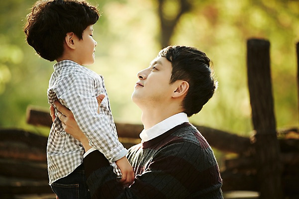 포토 JPG 주간 공원 남자 아들 어린이 가족 함께함 서기 미소 앉기 소년 상반신 성인 야외 두명 옆모습 30대 마주보기 한국인 가족라이프 아빠 즐거움 부자지간 남자만 국내포토 자연요소 라이프스타일 공공시설 감정 뷰포인트 컨셉 관계 모션 표정 사람 동양인 장년 파일형식