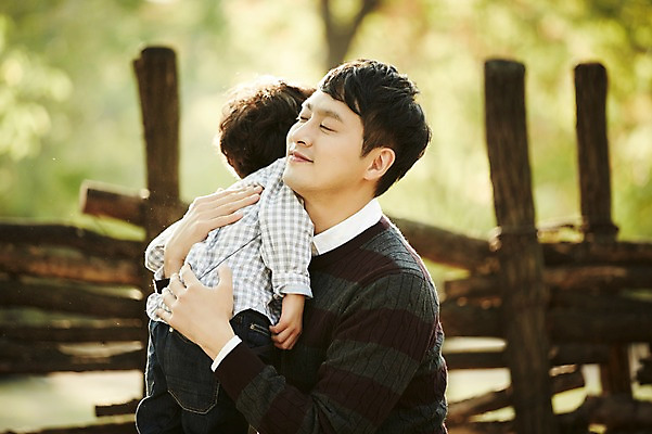 포토 JPG 주간 공원 남자 아들 어린이 가족 포옹 함께함 서기 앉기 소년 성인 야외 두명 옆모습 30대 화목 한국인 가족라이프 아빠 즐거움 부자지간 남자만 국내포토 자연요소 라이프스타일 공공시설 감정 뷰포인트 컨셉 관계 안기 모션 사람 동양인 장년 파일형식