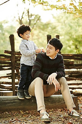 포토 JPG 주간 전신 공원 남자 아들 어린이 가족 함께함 서기 미소 앉기 소년 성인 야외 두명 앞모습 30대 화목 한국인 가족라이프 아빠 즐거움 통나무 부자지간 남자만 국내포토 자연요소 나무 라이프스타일 공공시설 감정 뷰포인트 컨셉 관계 모션 표정 사람 동양인 장년 파일형식