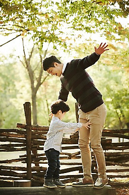 포토 JPG 주간 전신 공원 남자 아들 어린이 가족 놀이 팔벌리기 함께함 서기 소년 성인 야외 두명 옆모습 30대 한국인 가족라이프 아빠 즐거움 통나무 부자지간 남자만 국내포토 자연요소 나무 라이프스타일 공공시설 감정 뷰포인트 컨셉 관계 모션 사람 동양인 장년 파일형식