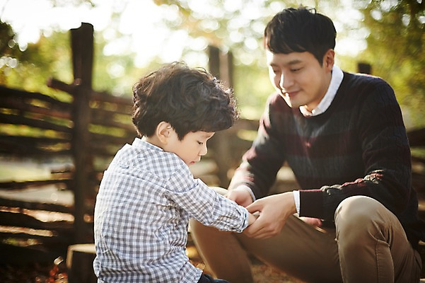 포토 JPG 주간 공원 남자 아들 어린이 가족 함께함 미소 앉기 소년 상반신 성인 야외 두명 옆모습 30대 손잡기 화목 한국인 가족라이프 아빠 즐거움 부자지간 남자만 국내포토 자연요소 라이프스타일 공공시설 감정 뷰포인트 컨셉 관계 모션 표정 사람 동양인 장년 파일형식