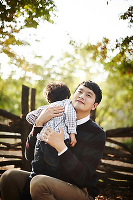 포토 JPG 주간 공원 남자 아들 어린이 가족 안기 함께함 미소 앉기 소년 상반신 성인 야외 두명 앞모습 뒷모습 30대 화목 한국인 가족라이프 아빠 즐거움 부자지간 남자만 국내포토 자연요소 라이프스타일 공공시설 감정 뷰포인트 컨셉 관계 모션 표정 사람 동양인 장년 파일형식