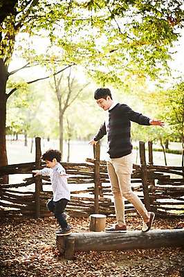 포토 JPG 주간 전신 공원 남자 아들 어린이 가족 놀이 팔벌리기 함께함 서기 소년 성인 야외 두명 옆모습 30대 한국인 가족라이프 아빠 즐거움 통나무 부자지간 남자만 국내포토 자연요소 나무 라이프스타일 공공시설 감정 뷰포인트 컨셉 관계 모션 사람 동양인 장년 파일형식