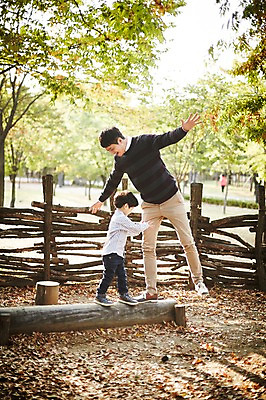 포토 JPG 주간 전신 공원 남자 아들 어린이 가족 놀이 팔벌리기 함께함 서기 소년 성인 야외 두명 옆모습 30대 한국인 가족라이프 아빠 즐거움 통나무 부자지간 남자만 국내포토 자연요소 나무 라이프스타일 공공시설 감정 뷰포인트 컨셉 관계 모션 사람 동양인 장년 파일형식