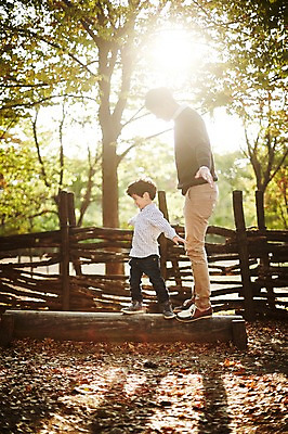 포토 JPG 주간 전신 공원 남자 아들 어린이 가족 놀이 팔벌리기 함께함 서기 소년 성인 야외 두명 옆모습 30대 햇빛 한국인 가족라이프 아빠 즐거움 통나무 부자지간 남자만 국내포토 자연요소 나무 라이프스타일 공공시설 감정 뷰포인트 컨셉 관계 모션 사람 동양인 장년 태양 파일형식