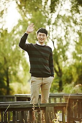 포토 JPG 주간 공원 남자 맨라이프 휴식 한명 서기 미소 상반신 성인 야외 앞모습 30대 한국인 손인사 성인남자만 성인남자한명만 국내포토 자연요소 1 라이프스타일 공공시설 뷰포인트 컨셉 모션 표정 사람 동양인 장년 인사 남자만 남자한명만 성인만 파일형식