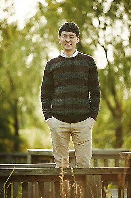 포토 JPG 주간 공원 남자 맨라이프 휴식 한명 서기 미소 상반신 성인 야외 앞모습 30대 한국인 성인남자만 성인남자한명만 국내포토 자연요소 1 라이프스타일 공공시설 뷰포인트 컨셉 모션 표정 사람 동양인 장년 남자만 남자한명만 성인만 파일형식