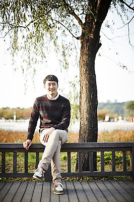 포토 JPG 주간 전신 나무 공원 남자 맨라이프 난간 휴식 한명 미소 앉기 성인 야외 앞모습 30대 한국인 성인남자만 성인남자한명만 국내포토 자연요소 식물 1 라이프스타일 공공시설 뷰포인트 컨셉 모션 표정 사람 동양인 장년 남자만 남자한명만 성인만 파일형식