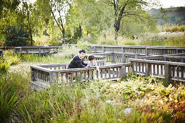 포토 JPG 주간 공원 남자 아들 어린이 가족 함께함 앉기 소년 상반신 성인 야외 두명 앞모습 30대 화목 한국인 다리 가족라이프 아빠 구경 즐거움 부자지간 남자만 국내포토 자연요소 라이프스타일 공공시설 감정 뷰포인트 컨셉 관계 모션 사람 동양인 신체부위 장년 파일형식