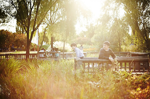 포토 JPG 주간 공원 남자 아들 어린이 가족 함께함 앉기 소년 상반신 성인 야외 두명 앞모습 옆모습 30대 햇빛 화목 한국인 다리 가족라이프 아빠 즐거움 부자지간 남자만 국내포토 자연요소 라이프스타일 공공시설 감정 뷰포인트 컨셉 관계 모션 사람 동양인 신체부위 장년 태양 파일형식
