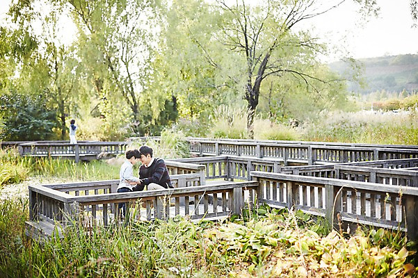 포토 JPG 주간 공원 남자 아들 어린이 가족 함께함 앉기 소년 상반신 성인 야외 두명 옆모습 30대 화목 한국인 다리 가족라이프 아빠 즐거움 부자지간 남자만 국내포토 자연요소 라이프스타일 공공시설 감정 뷰포인트 컨셉 관계 모션 사람 동양인 신체부위 장년 파일형식