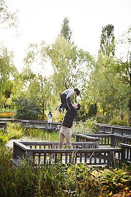 포토 JPG 주간 전신 공원 남자 아들 어린이 가족 함께함 서기 소년 성인 야외 두명 옆모습 30대 한국인 가족라이프 아빠 즐거움 부자지간 남자만 들어올리기 국내포토 자연요소 라이프스타일 공공시설 감정 뷰포인트 컨셉 관계 모션 사람 동양인 장년 파일형식