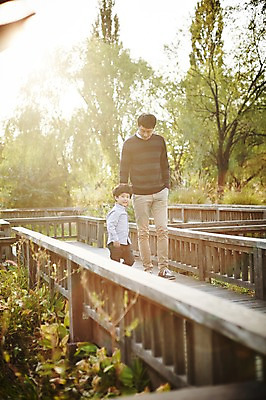 포토 JPG 주간 전신 공원 남자 아들 어린이 가족 함께함 소년 성인 야외 두명 앞모습 30대 햇빛 걷기 손잡기 화목 한국인 다리 가족라이프 아빠 즐거움 부자지간 남자만 국내포토 자연요소 라이프스타일 공공시설 감정 뷰포인트 컨셉 관계 모션 사람 동양인 신체부위 장년 태양 파일형식