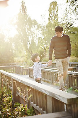 포토 JPG 주간 전신 공원 남자 아들 어린이 가족 함께함 소년 성인 야외 두명 앞모습 30대 햇빛 걷기 손잡기 화목 한국인 다리 가족라이프 아빠 즐거움 부자지간 남자만 국내포토 자연요소 라이프스타일 공공시설 감정 뷰포인트 컨셉 관계 모션 사람 동양인 신체부위 장년 태양 파일형식