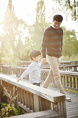 포토 JPG 주간 전신 공원 남자 아들 어린이 가족 함께함 소년 성인 야외 두명 앞모습 30대 햇빛 걷기 손잡기 화목 한국인 다리 가족라이프 아빠 즐거움 부자지간 남자만 국내포토 자연요소 라이프스타일 공공시설 감정 뷰포인트 컨셉 관계 모션 사람 동양인 신체부위 장년 태양 파일형식