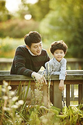 포토 JPG 주간 공원 남자 아들 어린이 가족 함께함 서기 미소 앉기 소년 상반신 성인 야외 두명 앞모습 30대 한국인 다리 가족라이프 아빠 즐거움 부자지간 남자만 국내포토 자연요소 라이프스타일 공공시설 감정 뷰포인트 컨셉 관계 모션 표정 사람 동양인 신체부위 장년 파일형식