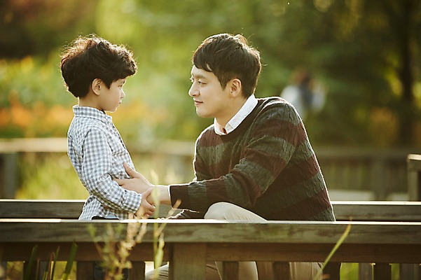 포토 JPG 주간 전신 공원 남자 아들 어린이 가족 함께함 서기 앉기 소년 상반신 성인 야외 두명 옆모습 30대 마주보기 한국인 가족라이프 아빠 즐거움 부자지간 남자만 국내포토 자연요소 라이프스타일 공공시설 감정 뷰포인트 컨셉 관계 모션 사람 동양인 장년 파일형식