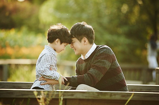 포토 JPG 주간 전신 공원 남자 아들 어린이 가족 함께함 서기 앉기 소년 상반신 성인 야외 두명 옆모습 30대 마주보기 한국인 가족라이프 아빠 즐거움 부자지간 남자만 얼굴맞대기 국내포토 자연요소 라이프스타일 공공시설 감정 뷰포인트 컨셉 관계 모션 사람 동양인 장년 파일형식