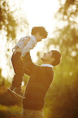 포토 JPG 주간 전신 공원 남자 아들 어린이 가족 함께함 따뜻함 서기 소년 상반신 성인 야외 두명 옆모습 30대 햇빛 한국인 가족라이프 아빠 즐거움 부자지간 남자만 들어올리기 국내포토 자연요소 라이프스타일 공공시설 감정 뷰포인트 컨셉 관계 모션 사람 동양인 장년 태양 파일형식