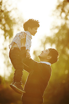 포토 JPG 주간 전신 공원 남자 아들 어린이 가족 함께함 따뜻함 서기 소년 상반신 성인 야외 두명 옆모습 30대 햇빛 한국인 가족라이프 아빠 즐거움 부자지간 남자만 들어올리기 국내포토 자연요소 라이프스타일 공공시설 감정 뷰포인트 컨셉 관계 모션 사람 동양인 장년 태양 파일형식