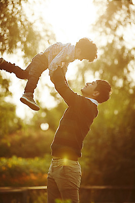 포토 JPG 주간 전신 공원 남자 아들 어린이 가족 함께함 따뜻함 서기 소년 상반신 성인 야외 두명 옆모습 30대 햇빛 한국인 가족라이프 아빠 즐거움 부자지간 남자만 들어올리기 국내포토 자연요소 라이프스타일 공공시설 감정 뷰포인트 컨셉 관계 모션 사람 동양인 장년 태양 파일형식