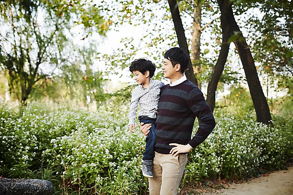 포토 JPG 주간 전신 공원 남자 아들 어린이 가족 안기 함께함 소년 상반신 성인 야외 두명 앞모습 30대 걷기 한국인 가족라이프 아빠 즐거움 부자지간 남자만 국내포토 자연요소 라이프스타일 공공시설 감정 뷰포인트 컨셉 관계 모션 사람 동양인 장년 파일형식