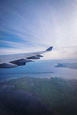포토 JPG 주간 해외풍경 해외 유럽 바다 섬 하늘 사람없음 야외 비행기날개 코펜하겐 국내포토 자연요소 나라 비행기 덴마크 풍경 파일형식