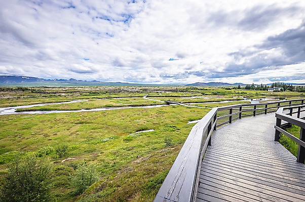 포토 JPG 주간 구름 해외풍경 해외 유럽 하늘 아이슬란드 국립공원 사람 풍경 잔디 여러명 야외 세계문화유산 군중 나무다리 가교 싱벨리어 싱벨리어국립공원 국내포토 자연요소 식물 건축물 공원 나라 다수 문화재 다리_건축물 파일형식