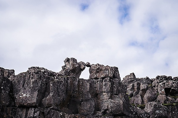 포토 JPG 주간 구름 해외풍경 해외 유럽 하늘 바위산 아이슬란드 국립공원 풍경 사람없음 야외 세계문화유산 바위 싱벨리어 싱벨리어국립공원 국내포토 자연요소 공원 나라 문화재 돌_바위 돌산 파일형식