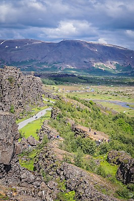포토 JPG 주간 구름 해외풍경 해외 유럽 하늘 바위산 산 아이슬란드 국립공원 사람 풍경 여러명 야외 세계문화유산 바위 군중 싱벨리어 싱벨리어국립공원 국내포토 자연요소 공원 나라 다수 문화재 돌_바위 돌산 파일형식