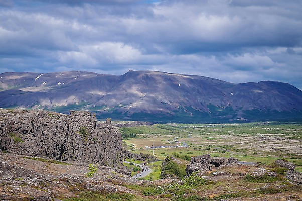 포토 JPG 주간 구름 해외풍경 해외 유럽 하늘 산 아이슬란드 국립공원 사람 풍경 여러명 야외 세계문화유산 바위 군중 싱벨리어 싱벨리어국립공원 국내포토 자연요소 공원 나라 다수 문화재 돌_바위 파일형식
