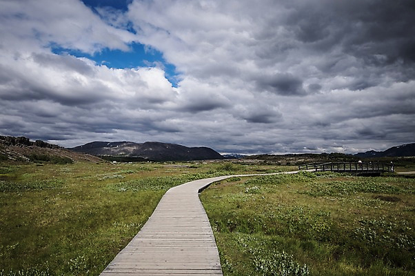 포토 JPG 주간 구름 해외풍경 해외 유럽 하늘 아이슬란드 국립공원 사람 풍경 여러명 야외 세계문화유산 군중 나무다리 흐림 싱벨리어 싱벨리어국립공원 국내포토 자연요소 공원 나라 다수 날씨 문화재 다리_건축물 파일형식
