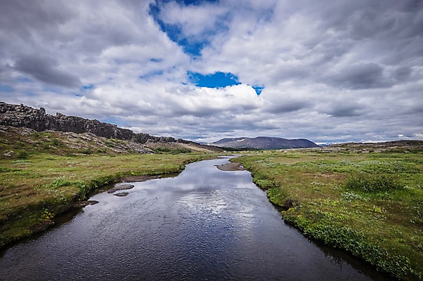 포토 JPG 주간 구름 해외풍경 해외 유럽 하늘 아이슬란드 국립공원 풍경 잔디 사람없음 야외 강 세계문화유산 흐림 싱벨리어 싱벨리어국립공원 국내포토 자연요소 식물 공원 나라 날씨 문화재 파일형식