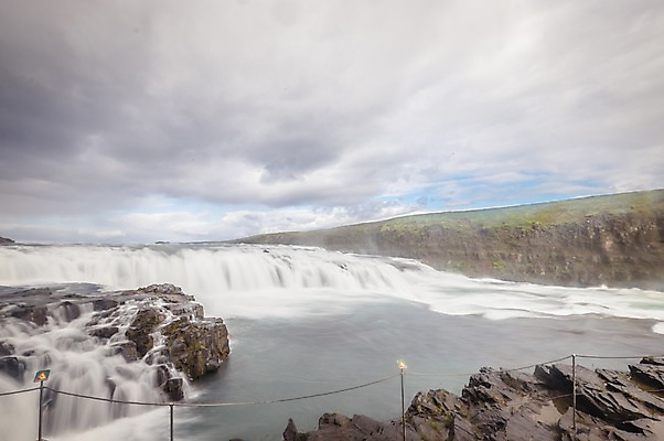 포토 JPG 주간 구름 해외풍경 해외 유럽 난간 자연 하늘 아이슬란드 풍경 사람없음 야외 폭포 굴포스폭포 국내포토 자연요소 나라 생태계 파일형식