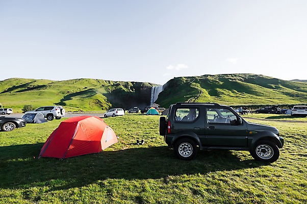 포토 JPG 주간 해외풍경 해외 유럽 승용차 하늘 아이슬란드 텐트 잔디 사람없음 야외 주차 캠핑장 여러대 주차장 스코가폭포 국내포토 자연요소 식물 나라 다수 자동차 캠핑도구 풍경 폭포 캠핑 파일형식