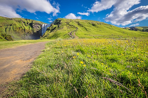 포토 JPG 주간 구름 해외풍경 해외 유럽 하늘 산 아이슬란드 사람 풍경 여러명 야외 트래킹 군중 등산객 스코가폭포 국내포토 자연요소 나라 다수 레저 등산 폭포 파일형식