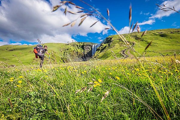 포토 JPG 주간 구름 해외풍경 해외 유럽 하늘 산 아이슬란드 한명 사람 풍경 야외 트래킹 등산객 스코가폭포 국내포토 자연요소 1 나라 레저 등산 폭포 파일형식